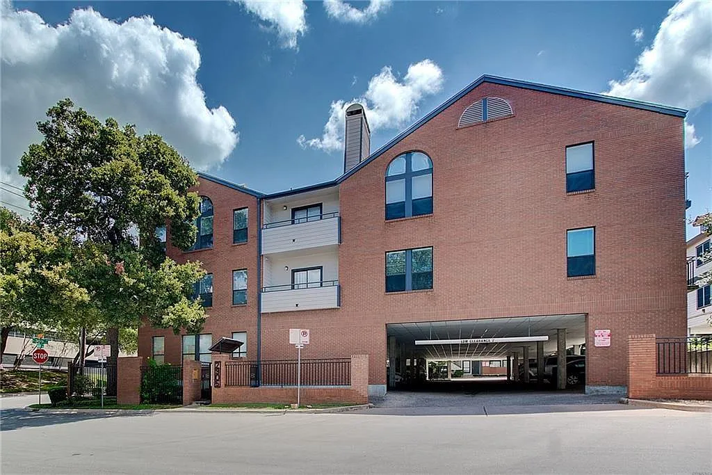 2905 Swisher St Apt 205 — Photo 2