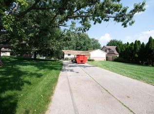 880 Bay St, Pontiac, MI 48342