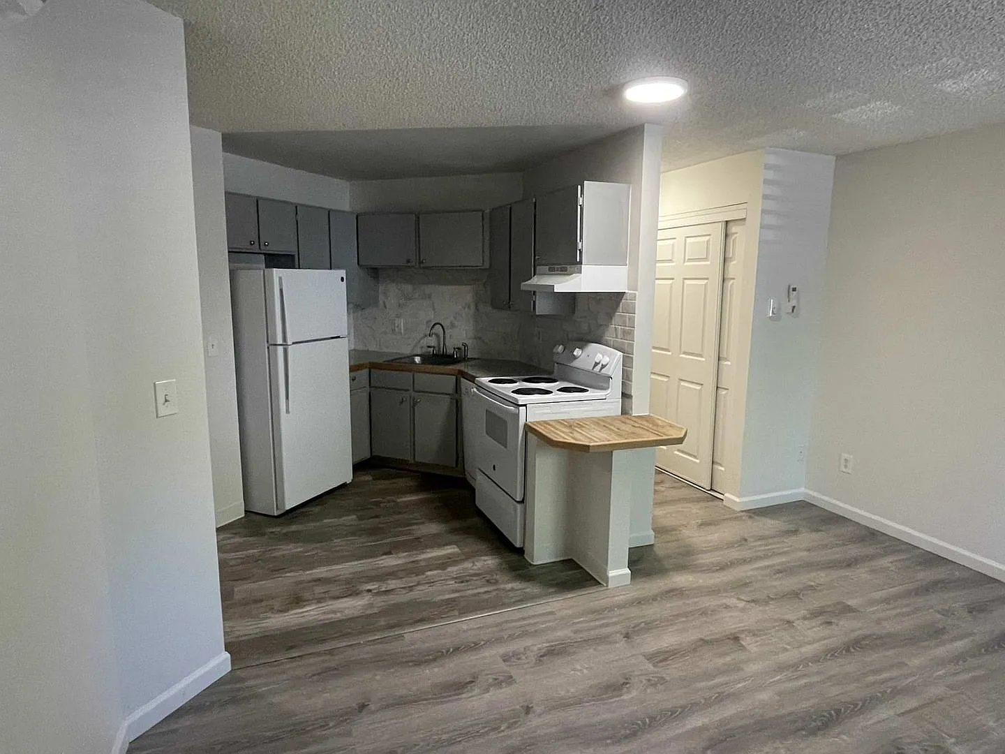 $100/month discount - requires 12 month lease - 2vd fl. 1 BR - AC, DW, WD, Balcony - 1 block N or... — Photo 2