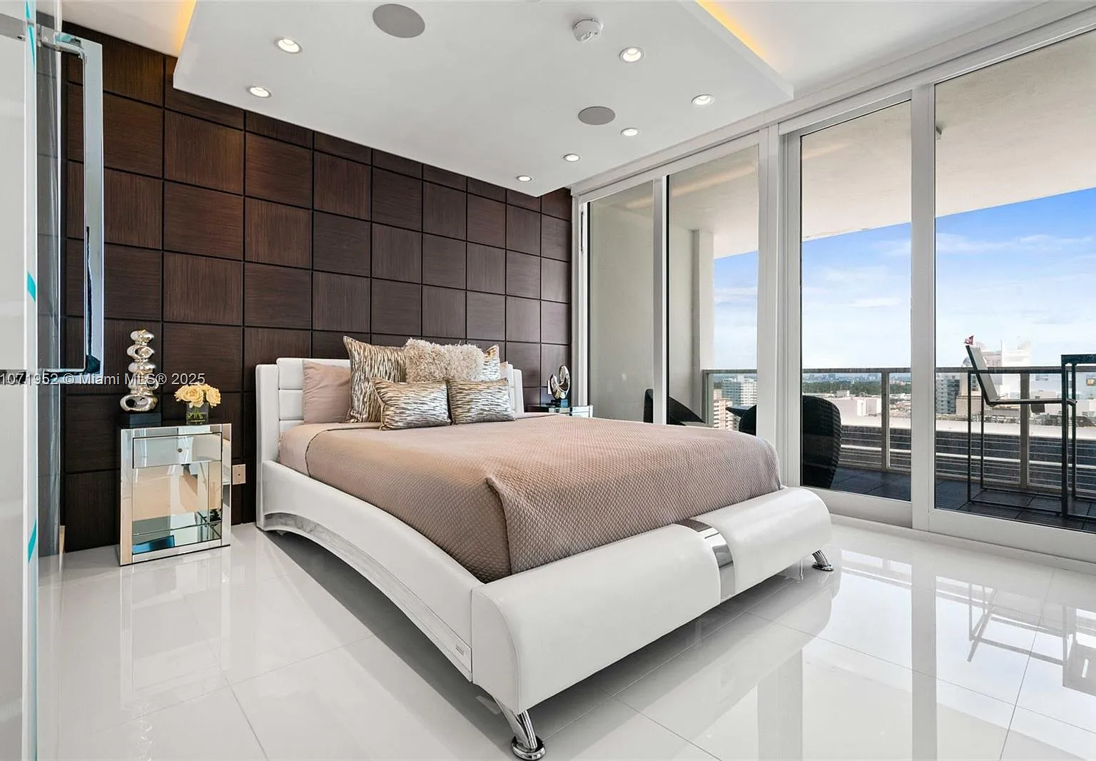 The Decoplage Condo — Photo 3