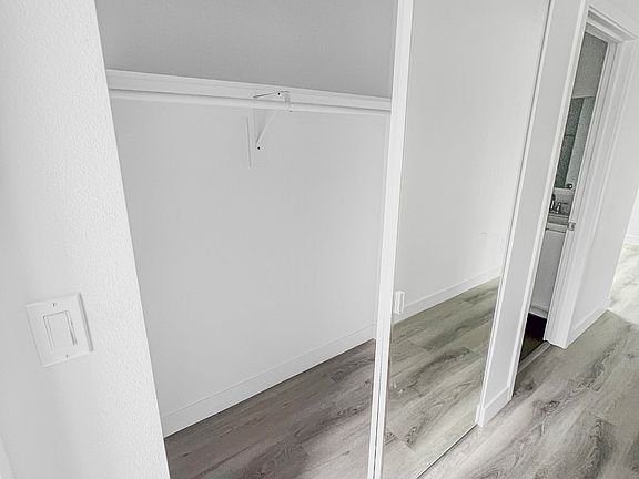 4th image of 605 W 41st Pl #1/2