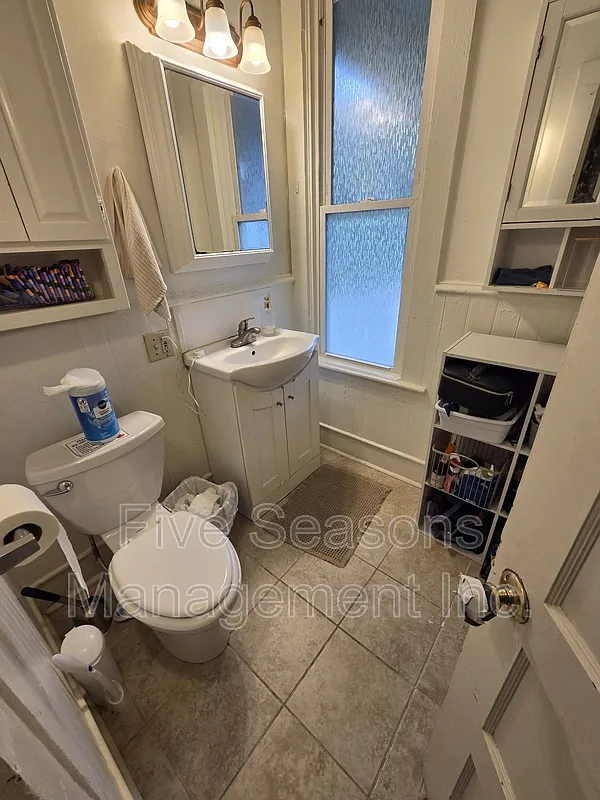 4 bed, 1.0 bath, 1400 sqft, $4,800 — Photo 4