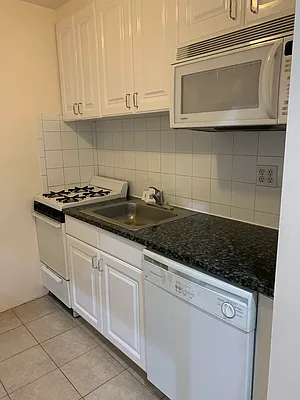 Rented by Salon Realty Corp | media 8