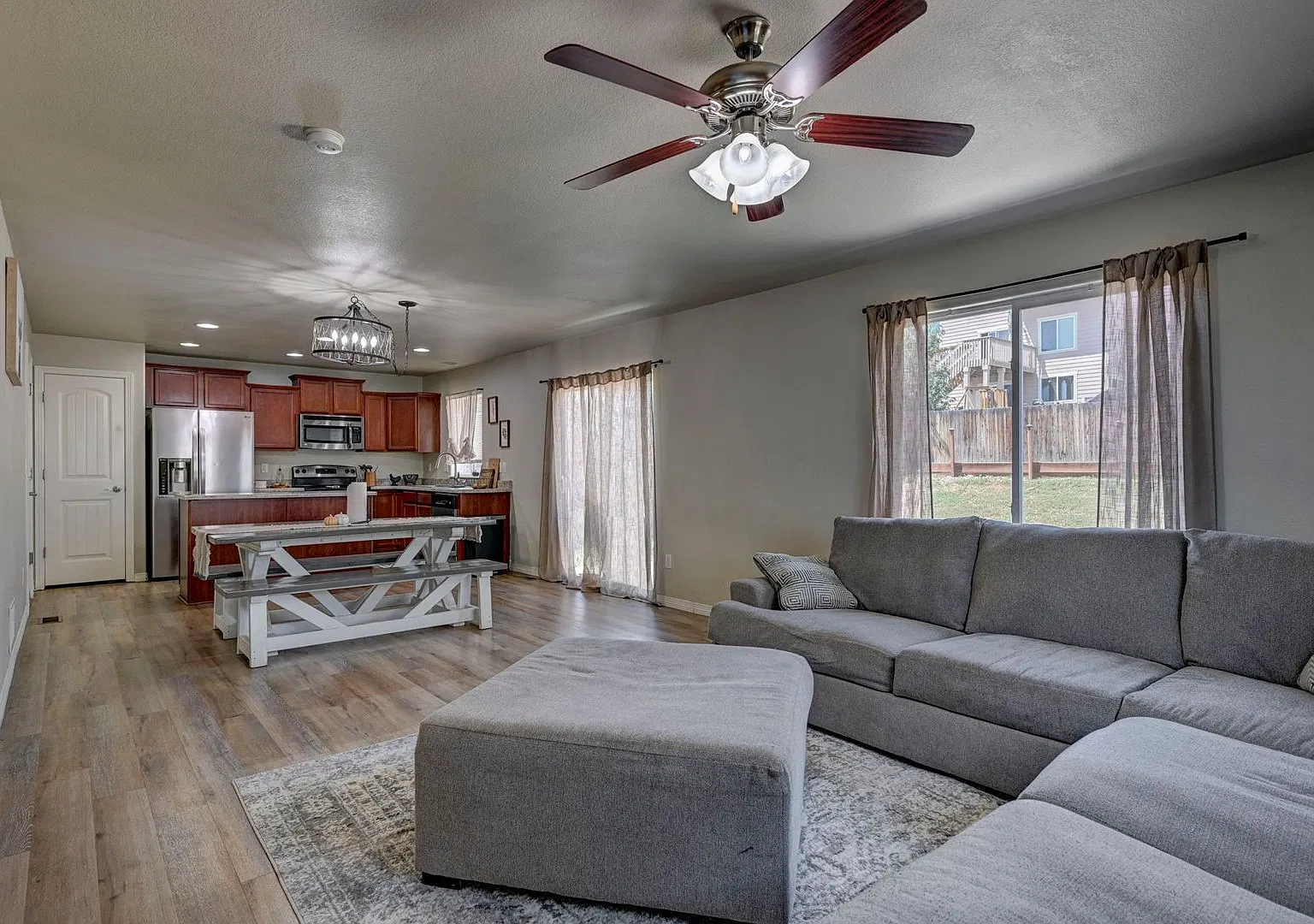 Fantastic 3 Bedroom 3 Bathroom Located In Mesa Ridge — Photo 4