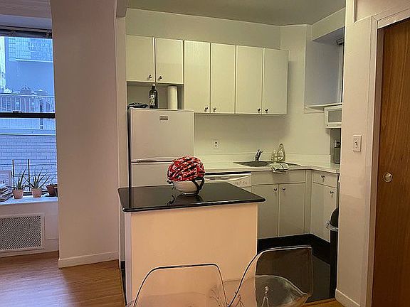 2nd image of 117 W 58th St APT 12H