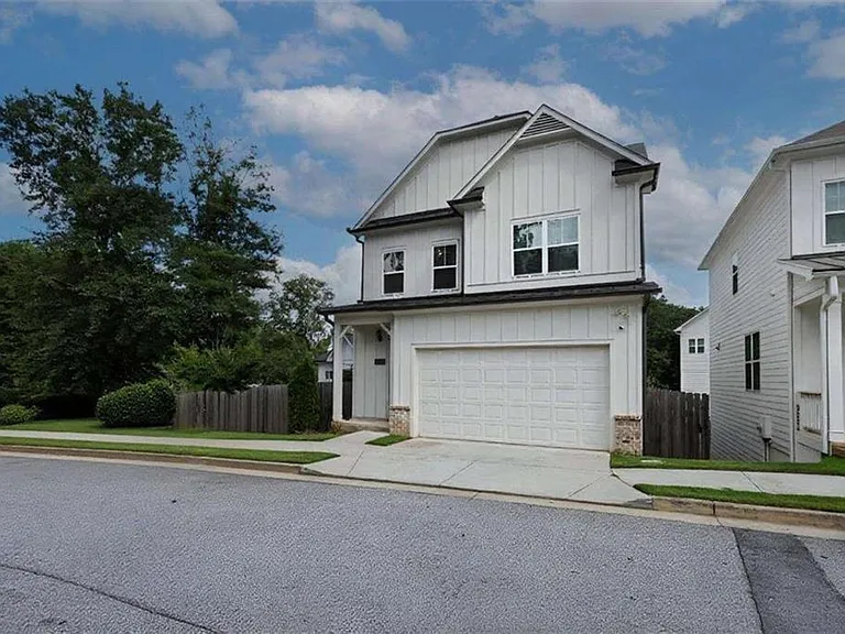 1860 Commons Pl NW — Photo 4