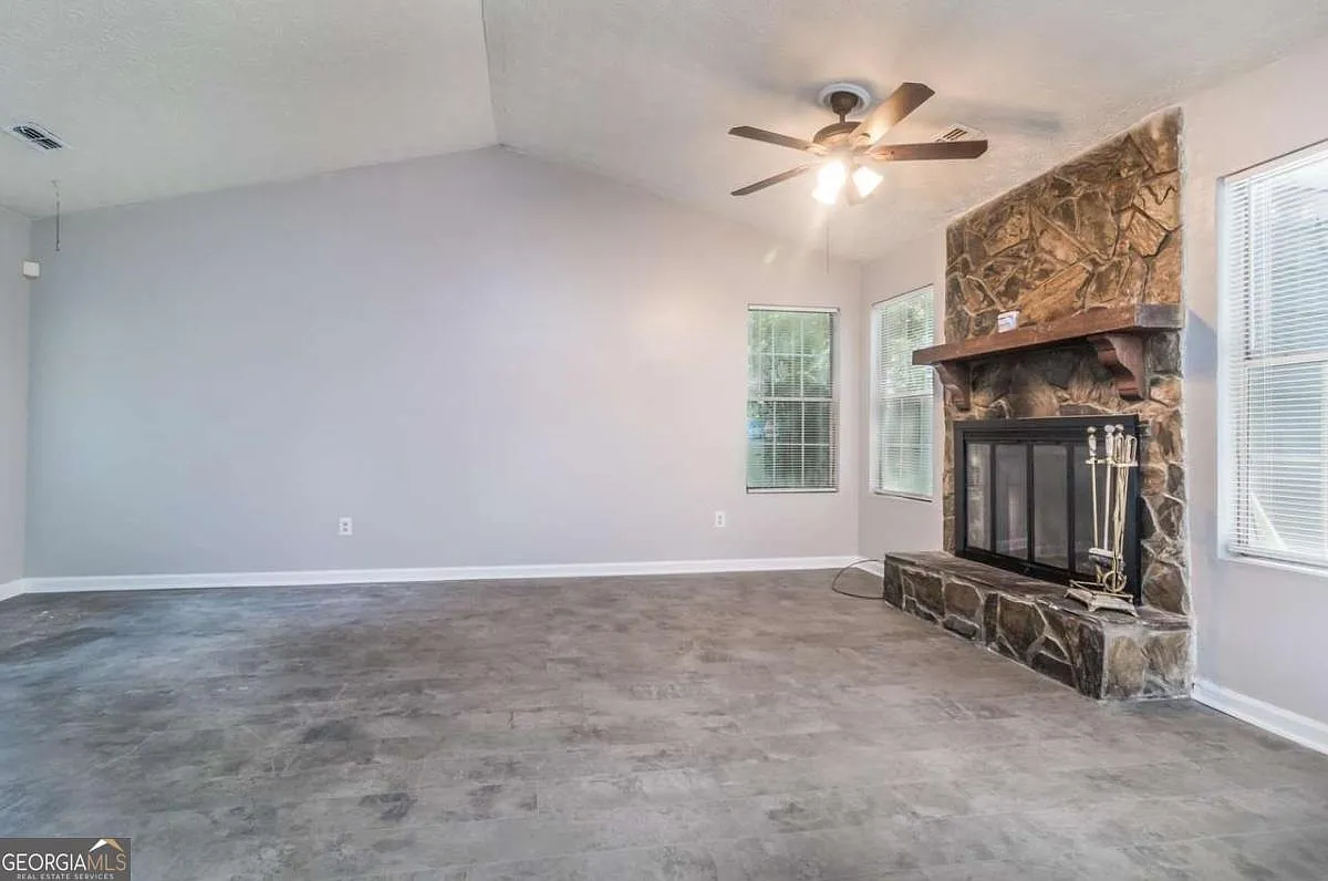 3 bed, 2.0 bath, 1208 sqft, $1,600 — Photo 2