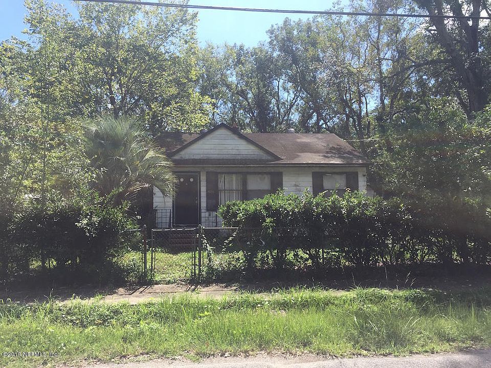 1st image of 3036 2nd St Cir