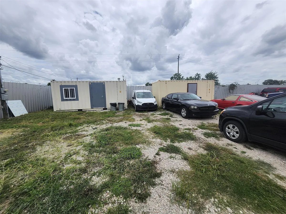 Building Photo - 7037 W Orem Dr