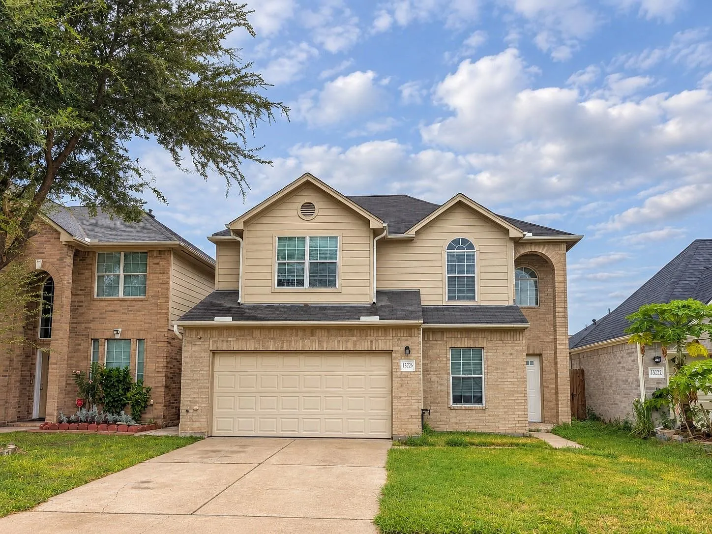 4 bed, 2.5 bath, 2218 sqft, $2,000 — Photo 2