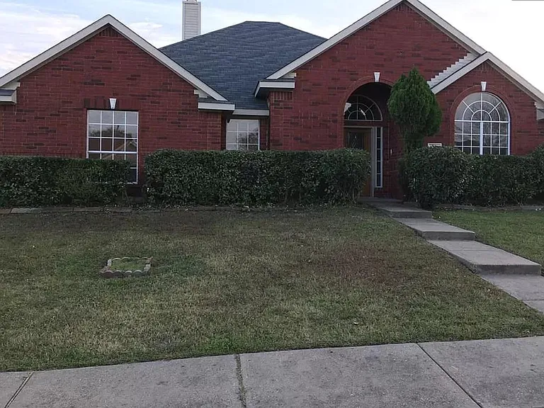 1728 Chapman Dr — Photo 1