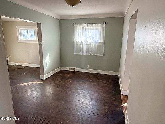 4th image of 425 Oakwood Ave