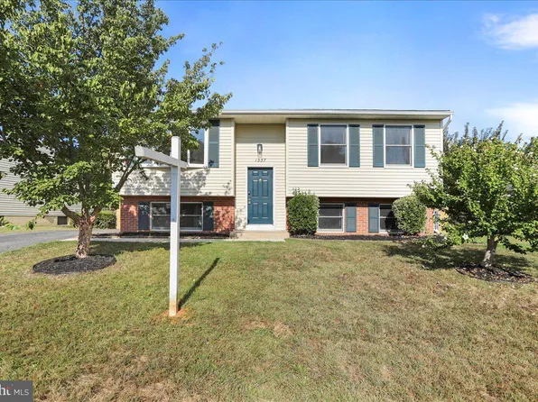 1337 Cedarwood Dr, Hagerstown, MD 21742