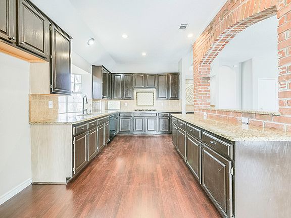 4th image of 960 Kingwood Cir