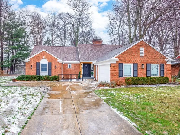 4045 Diane Dr, Fairview Park, OH 44126