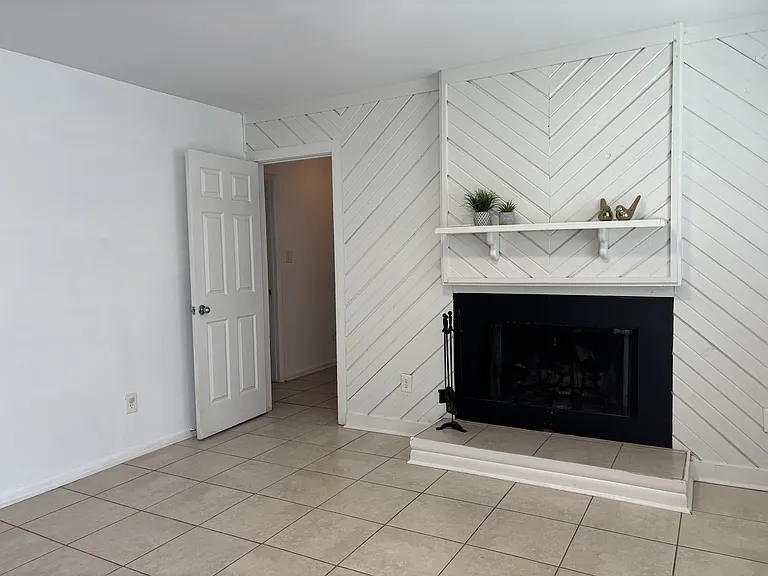 1372 Riverside Dr — Photo 8