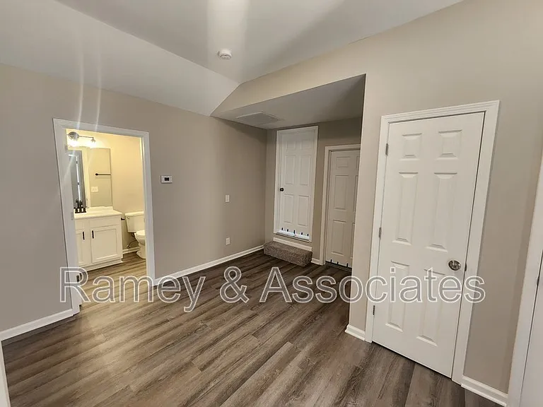 515 S 20th St — Photo 11