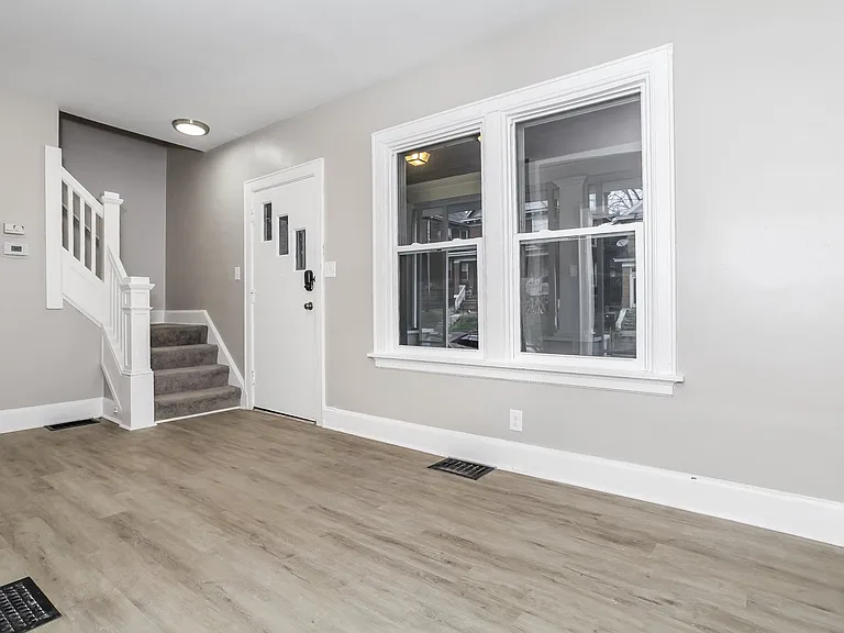 500000_018_living_room_13440974.jpg