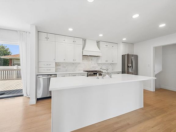 5th image of 8425 W Sunnyside Ave