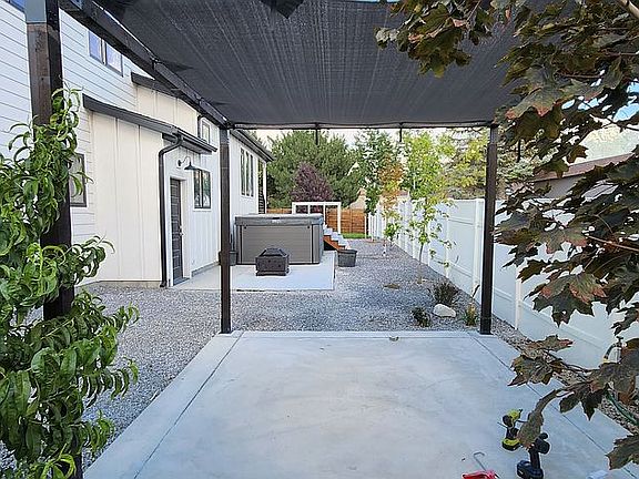 3rd image of 1040 E Larkspur Dr