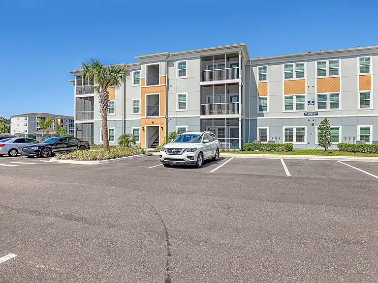 Palm Breeze Apartments — Photo 1