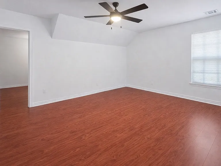 110 SE G Ct — Photo 16