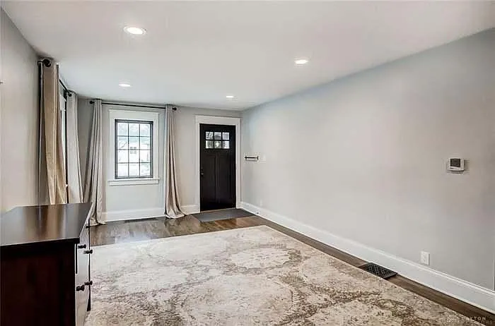 327 W Davis St — Photo 4