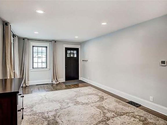 4th image of 327 W Davis St
