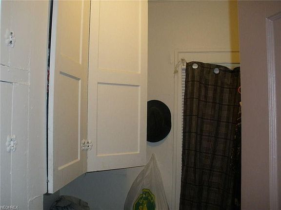 4th image of 449 Ferndale Ave