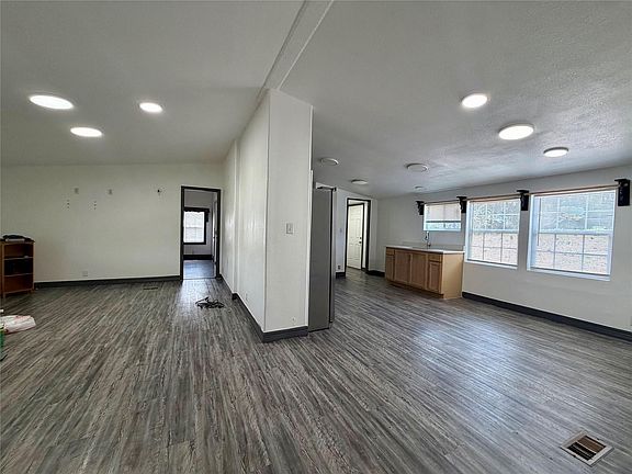 3rd image of 19511 Blanco Dr