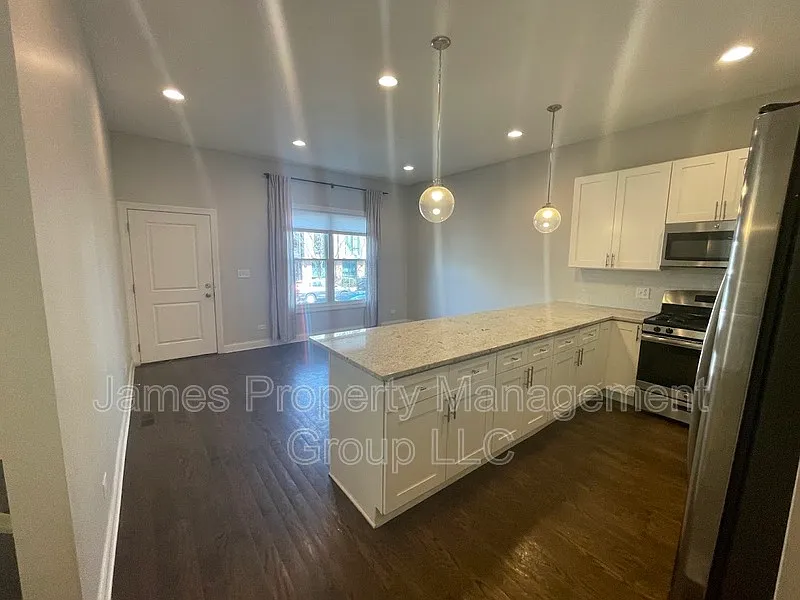 3 bed, 2.0 bath, 1250 sqft, $3,200 — Photo 2