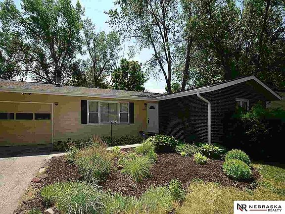 2nd image of 10817 Oakbrook Cir