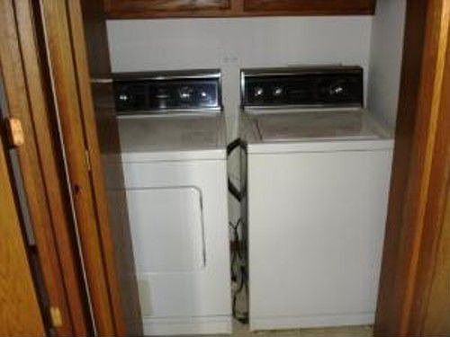 3rd image of 6433 W Belle Plaine Ave
