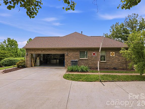 4th image of 8 Ridgemont Dr