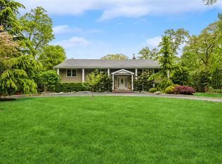 3 Lori Ct, Woodbury, NY 11797