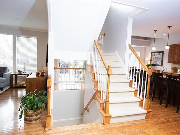 3rd image of 102 Broadmoor Dr