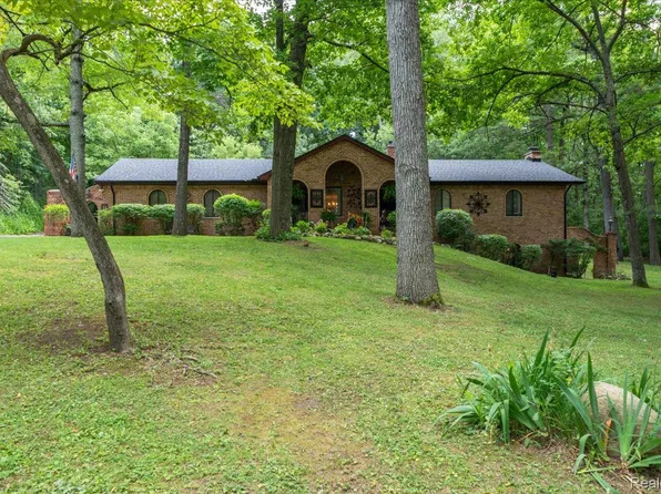 1600 Moffat, Leonard, MI 48367