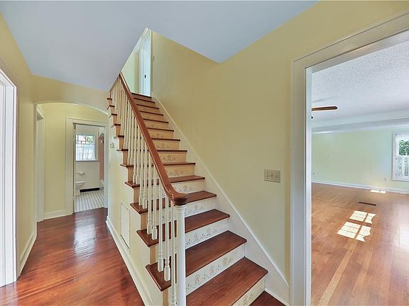 4th image of 302 Massachusetts Ave
