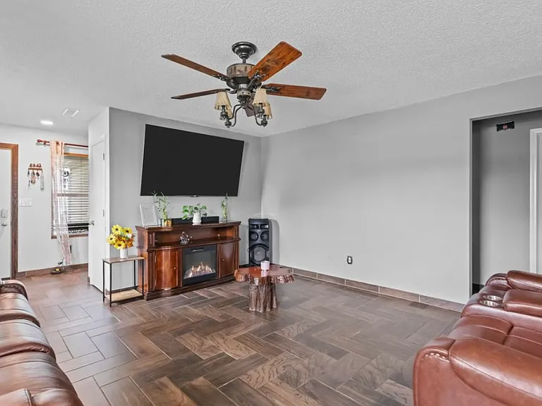 805 Sunvista Dr — Photo 3