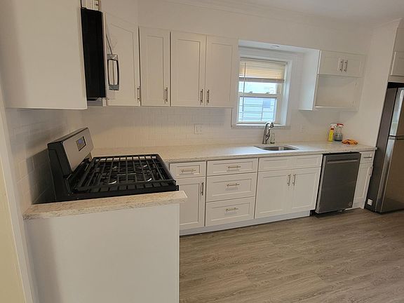 4th image of 3304 Bell Blvd
