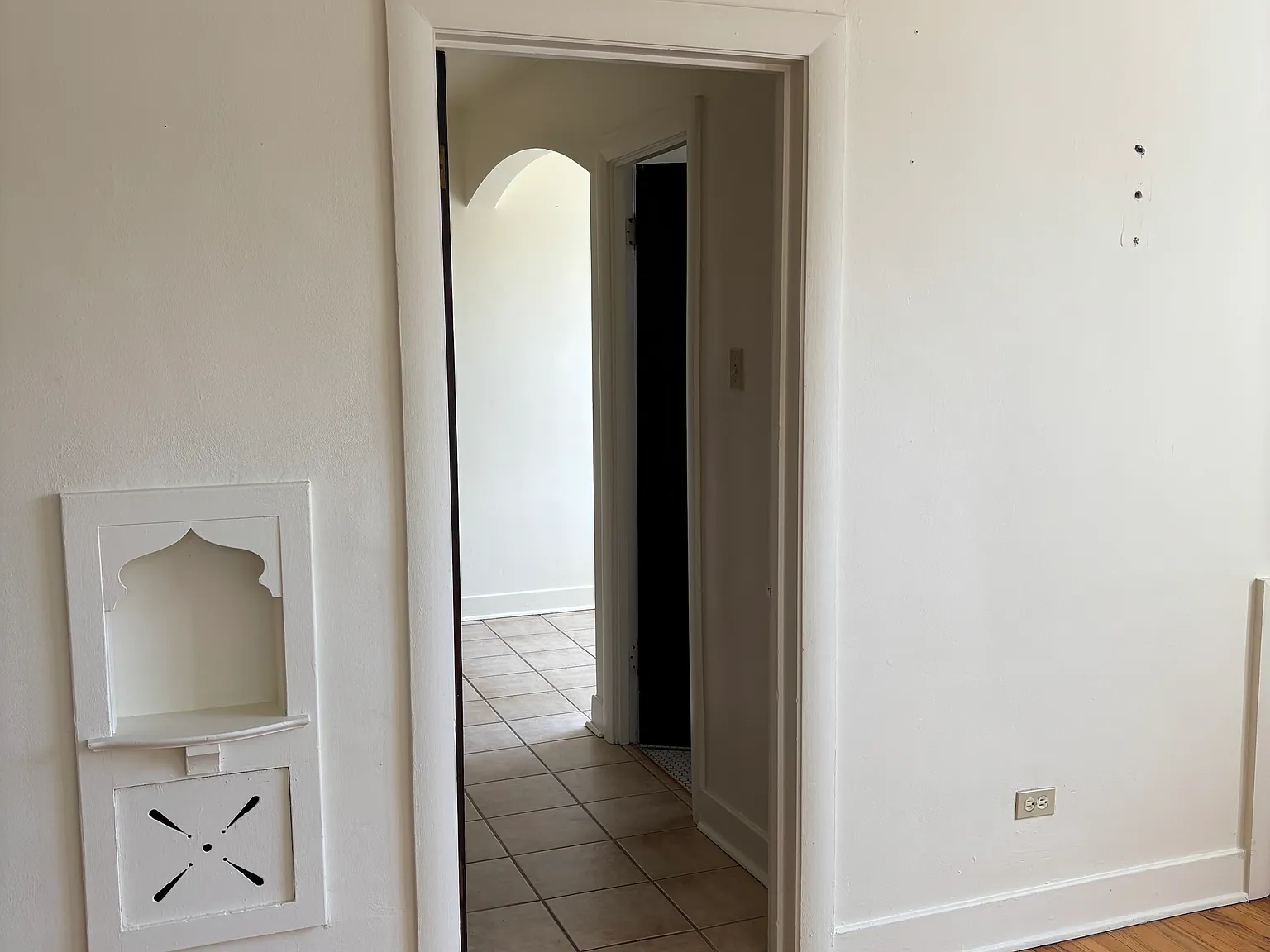 Large Studio Apartment with Vintage Charm and Tons of Closet Space — Photo 2