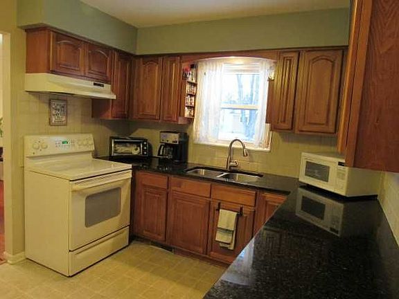 5th image of 1048 Village Dr