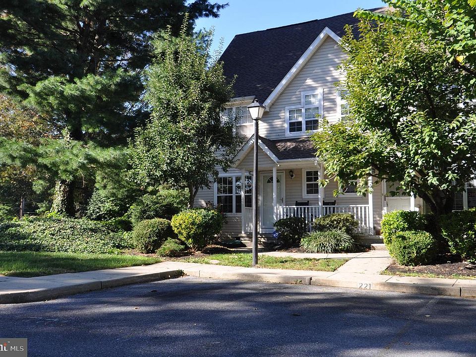 1st image of 221 River Ct