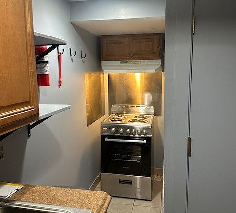 4th image of 2136 Barnum Ave