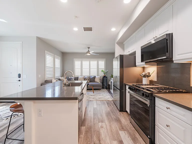585 S Kroeger St — Photo 10