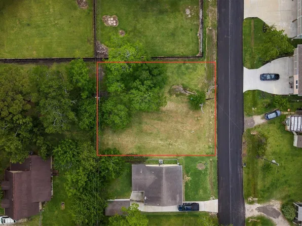 402 Bay Oaks Dr, La Porte, TX 77571