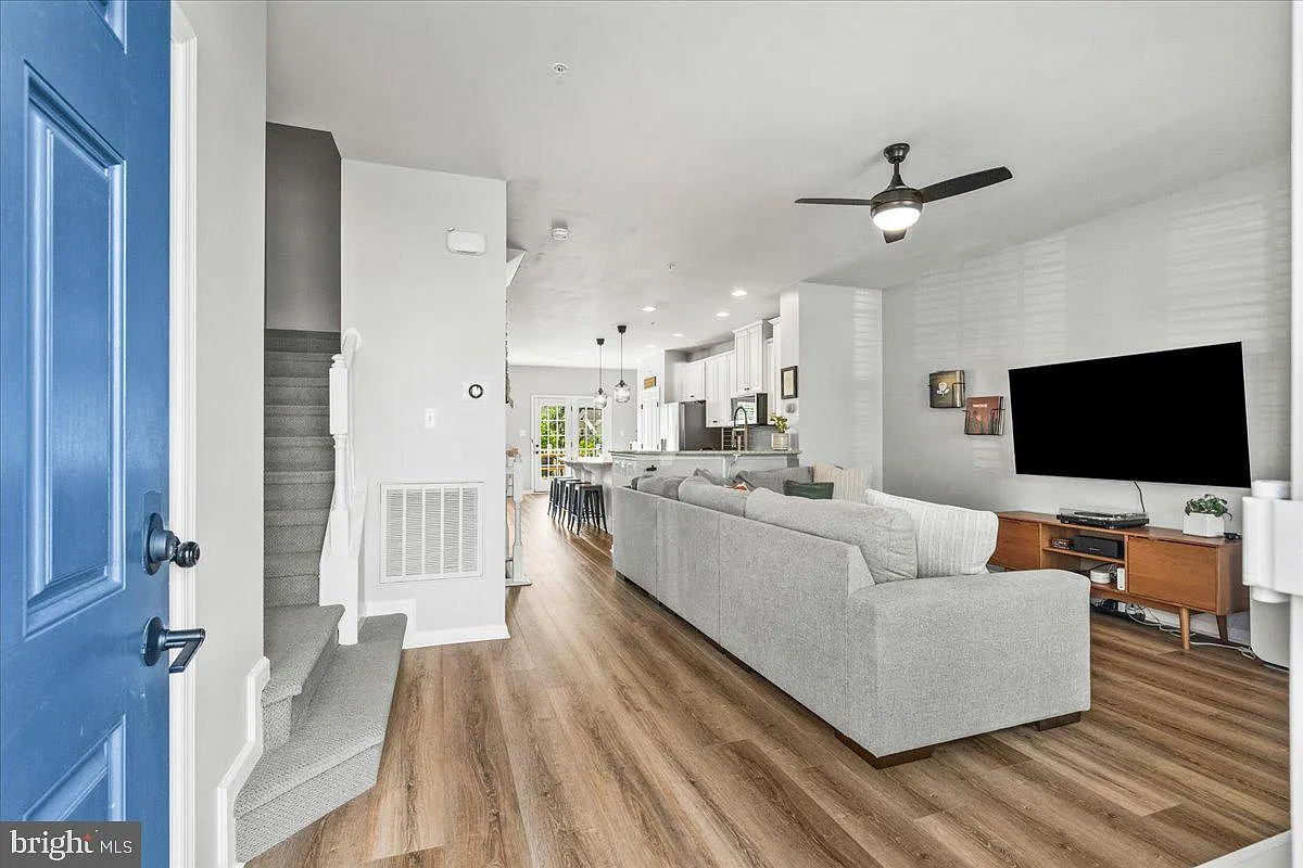 3 bed, 2.5 bath, 1694 sqft, $3,000 — Photo 2