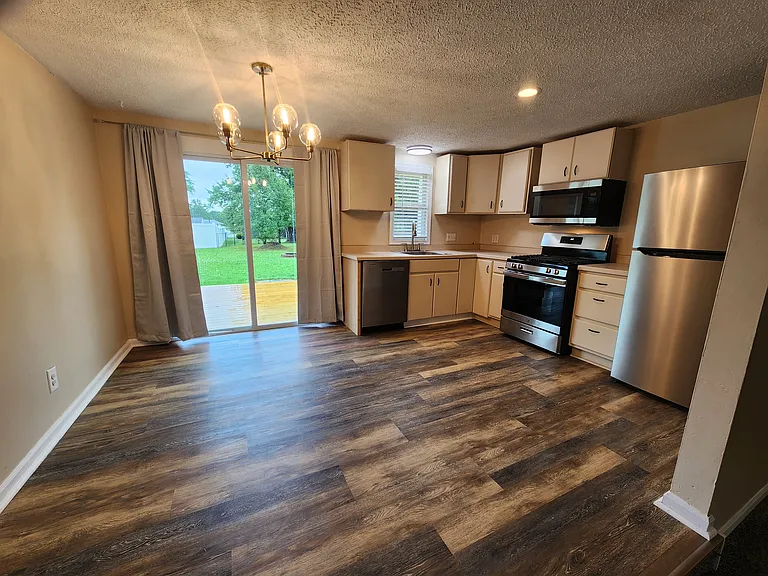332 N River Rd — Photo 15
