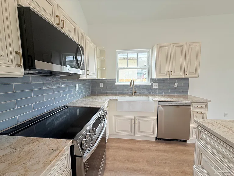 1901 N Davis Hwy — Photo 8