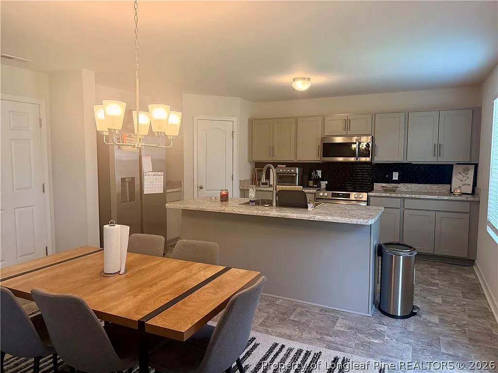 5 bed, 2.5 bath, 2433 sqft, $2,300 — Photo 4